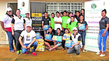 Voluntarios de IIASA hacen entrega de pañales