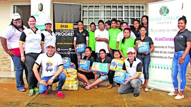 Voluntarios de IIASA hacen entrega de pañales