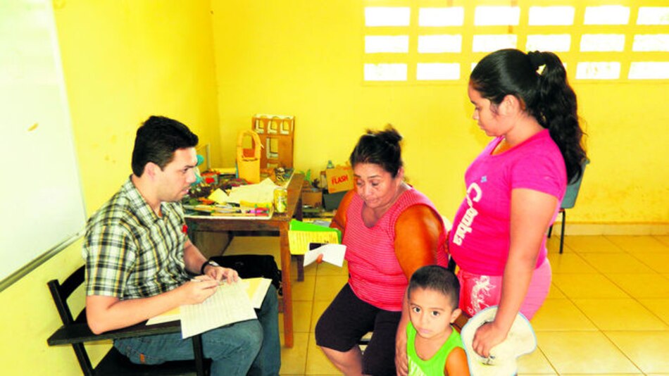 Gira médica atiende a moradores de El Espino de Santiago