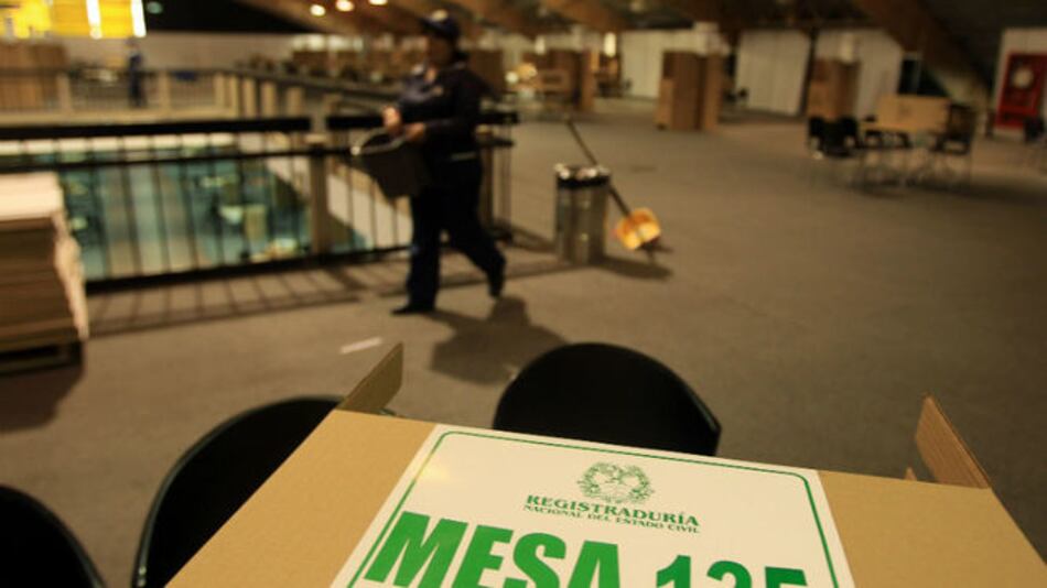 Abren colegios de Colombia para elección de alcaldes y gobernadores