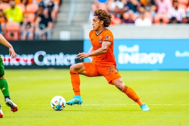 El panameño Adalberto Carrasquilla se queda con el Houston Dynamo, el club compra su contrato