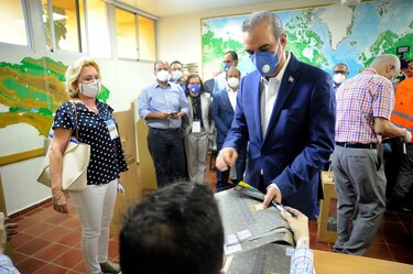 República Dominicana vota para presidente tras día récord de contagios de Covid-19