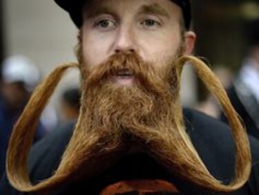 El campeonato de bigotes de EU reúne a centenares de hombres en Brooklyn
