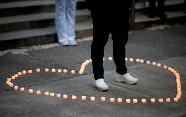 Más de 2 mil 100 muertos en Estados Unidos en 24 horas, un récord, según Johns Hopkins