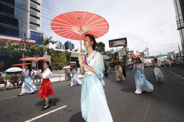 Así transcurren los coloridos desfiles por el día de los Símbolos Patrios