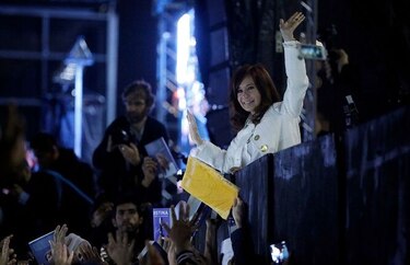 Expresidenta Cristina Fernández presenta libro y evita definir candidatura