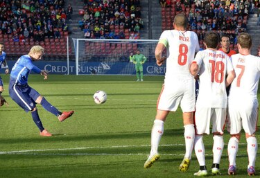 Estados Unidos empata ante Suiza pese a terminar con diez jugadores