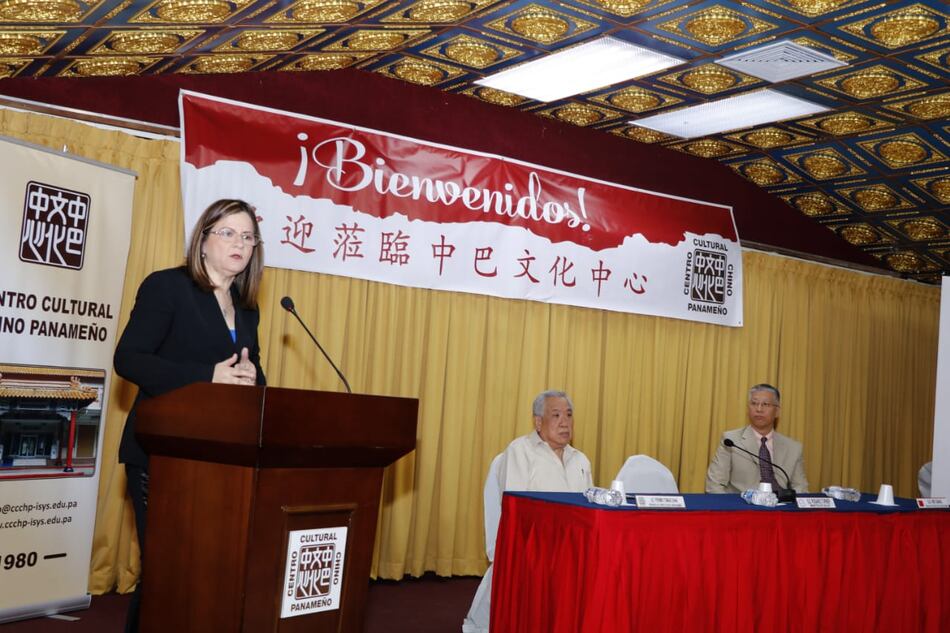 Ministra Rosario Turner se reúne con la comunidad china en Panamá