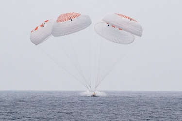 Astronautas de la misión Crew-10 amerizan frente a California tras cinco meses en el espacio