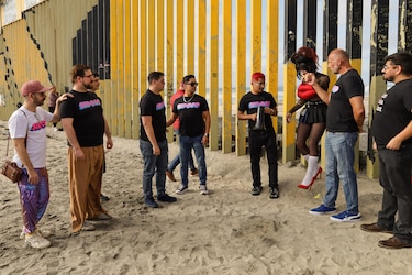 Personas que viven con VIH desafían ‘con besos’ el estigma en la frontera México-Estados Unidos