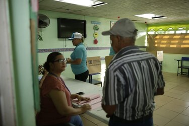 Inician las primarias de CD con algunas quejas de los electores