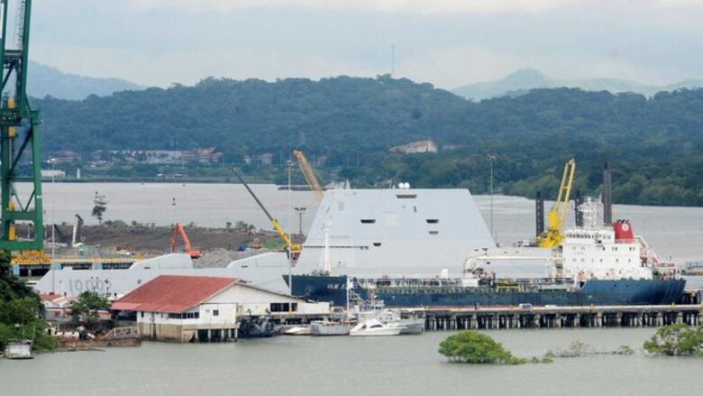 Un buque clase Zumwalt sufre avería en su tránsito por el Canal