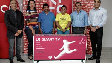 Claro entrega los primeros televisores de su promoción ‘Claro Fanáticos’