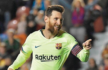 Messi consigue un ‘hat trick’ en goleada sobre Levante