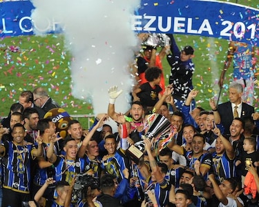 "Gracias a Dios somos campeones", el panameño Rolando Escobar