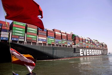 Buque portacontenedores zarpa del Canal de Suez luego de 100 días inmovilizado