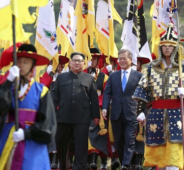 Kim y Moon dan inicio a la cumbre intercoreana con un histórico apretón de manos