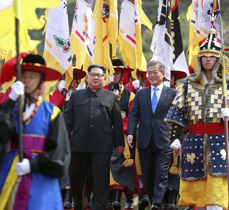 Kim y Moon dan inicio a la cumbre intercoreana con un histórico apretón de manos