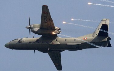 Avión de la fuerza aérea de la India desaparece con 29 personas a bordo