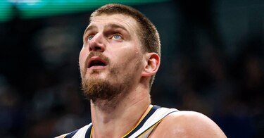 Jokic evita una lesión grave y será baja cerca de un mes por una hiperextensión de rodilla