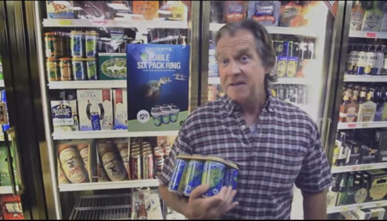 Aros de cerveza comestibles a la salud de tortugas y peces