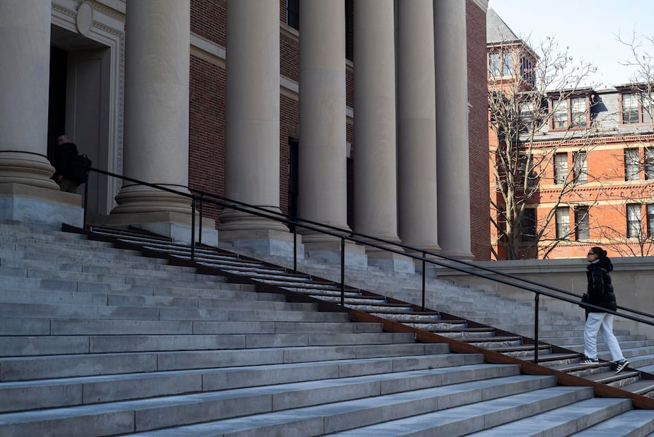 La Universidad de Harvard cerrará sus oficinas de diversidad como exigió Trump