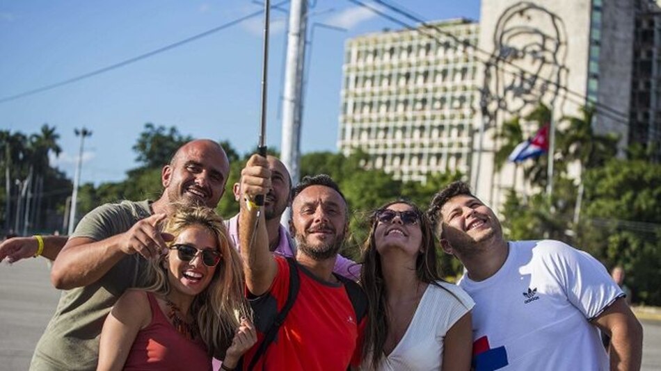 En Cuba, los turistas se topan con un momento histórico