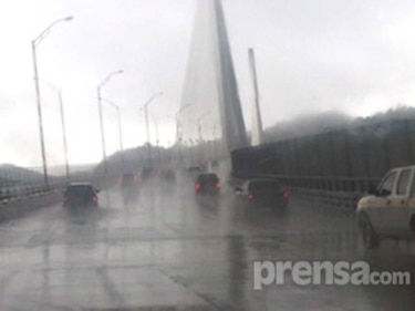 Aguacero provoca tranque en vía hacia el puente Centenario