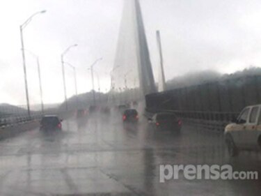 Aguacero provoca tranque en vía hacia el puente Centenario