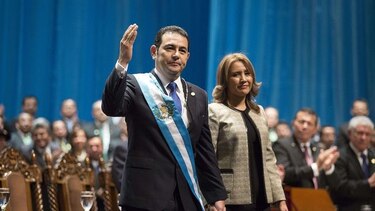 Presidente de Guatemala deroga polémicos salarios diferenciados