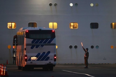 Empieza evacuación de estadounidenses del crucero en cuarentena en Japón