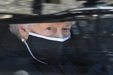 El féretro del príncipe Felipe es descendido a la cripta real para su inhumación