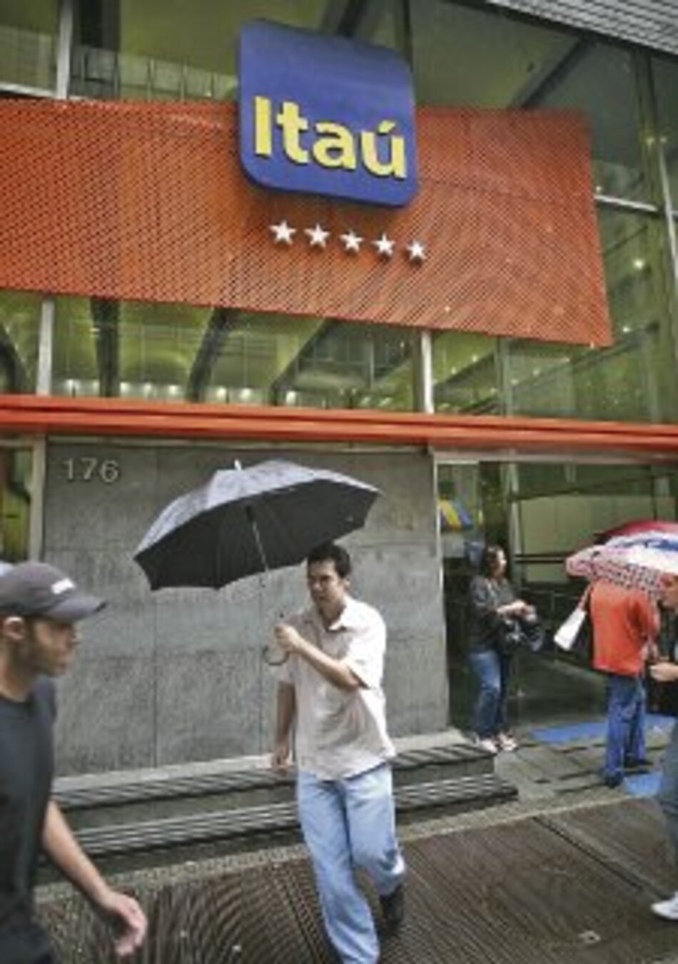 Utilidad de Itaú baja a $3 mil 260 millones