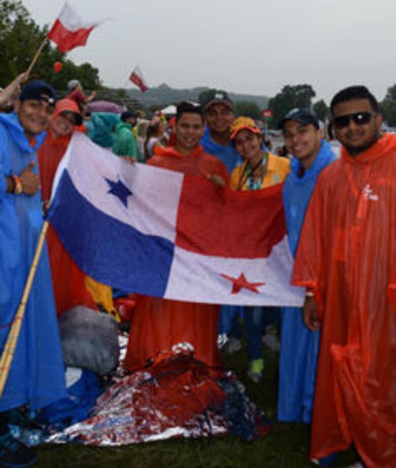 Cientos de panameños se reúnen con el Papa en Cracovia
