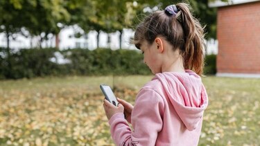 La mujer que tiene la misión de sacar a los niños de las redes sociales (y las amenazas que recibe por ello)