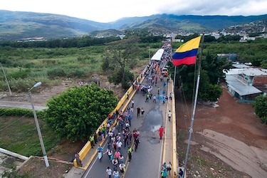Colombia refuerza la frontera con Venezuela tras un letal ataque rebelde contra sus tropas