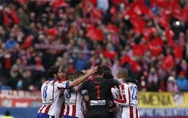 El Atlético golea al Madrid y se acerca a cuatro puntos