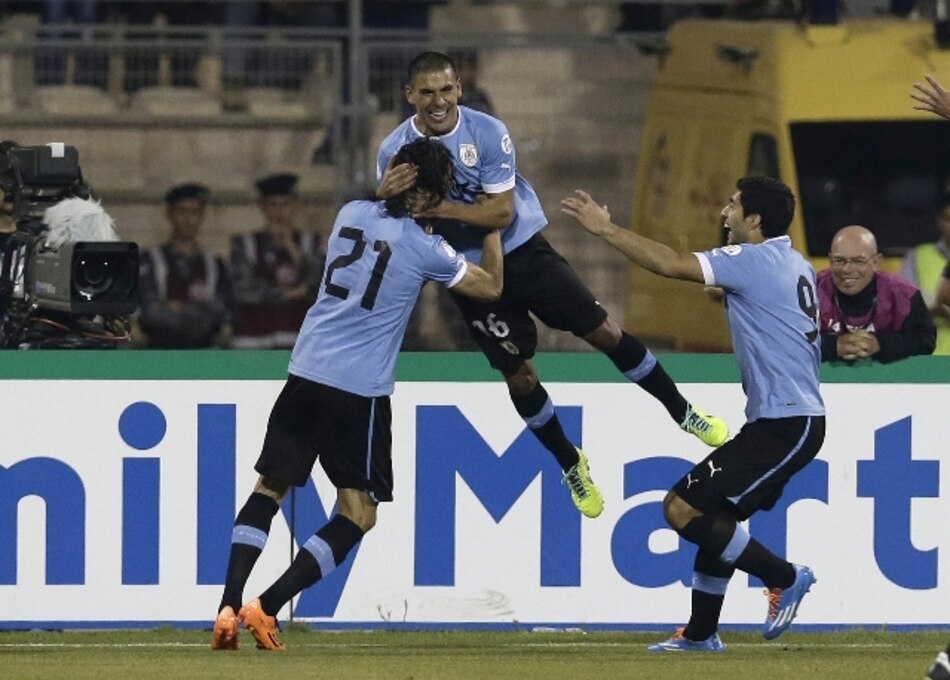 Uruguay con un pie en el Mundial tras vencer 5-0 a Jordania