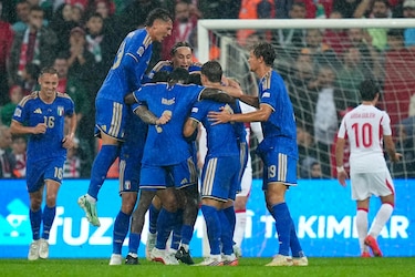 Italia se reencuentra con el fútbol y golea a Turquía