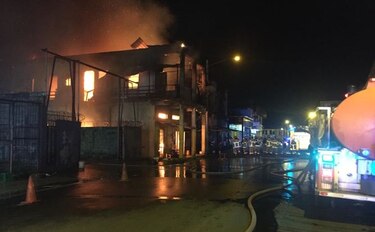 Incendio consume viejo caserón en la provincia de Colón
