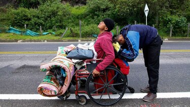 La odisea de un venezolano parapléjico para buscar medicina en Colombia