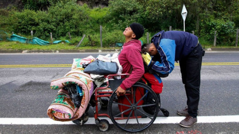 La odisea de un venezolano parapléjico para buscar medicina en Colombia