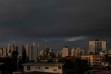 Se mantiene aviso de vigilancia por lluvias en varias regiones del país; confirman paso de una onda tropical