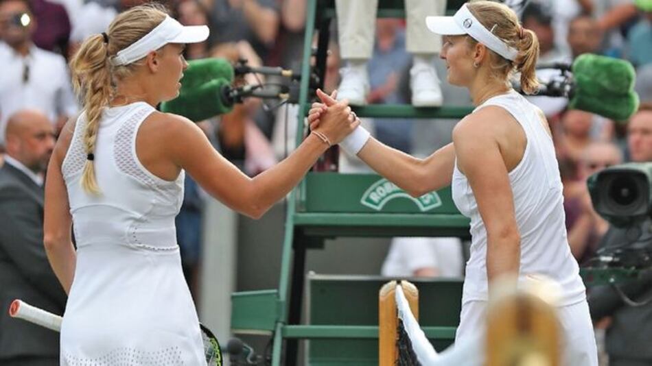 Wozniacki falla; Federer avanza