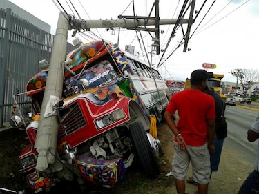 Se registra accidente entre 'diablo rojo' y un coaster en la 24 de Diciembre