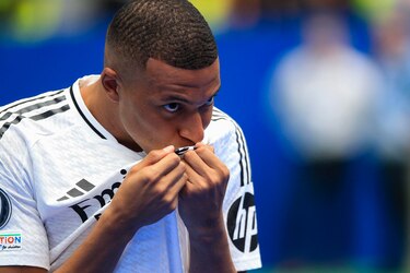 Mbappé desata la locura en su presentación: besos al escudo y un ‘¡Hala Madrid!’