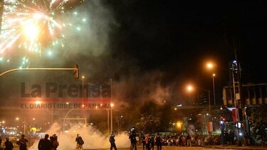 Multan con mil dólares a persona que lanzó fuegos artificiales durante protesta