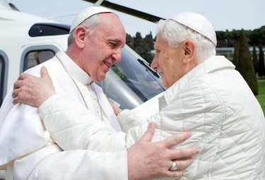 Papa Francisco realiza una histórica visita a Benedicto XVI