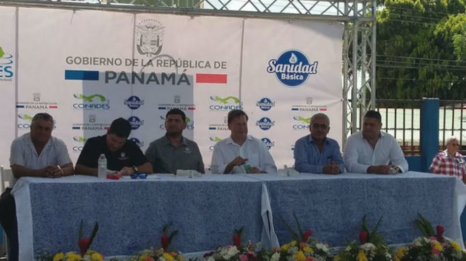 Presidente entrega órdenes de proceder para construcción de baños sanitarios