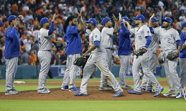 Reales empatan serie gracias a error del novato Carlos Correa